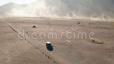 东爪哇沙漠美丽的布罗莫火山观光吉普车巡游的电影拍摄鸟瞰图